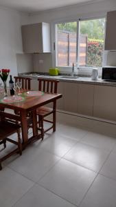 ビスタルバにあるJazmin de Lluviaのキッチン(木製テーブル、テーブル、椅子付)