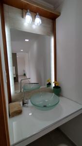 een badkamerbar met een wastafel en een spiegel bij Jazmin de Lluvia in Vistalba