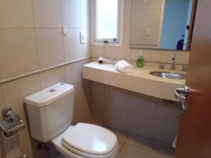 une salle de bain avec toilettes et lavabo dans l'établissement Lourdes, à Rosario 4 autres photos