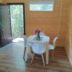 a white table and chairs in a room with a window at Casita con vista al mar in Salinas 