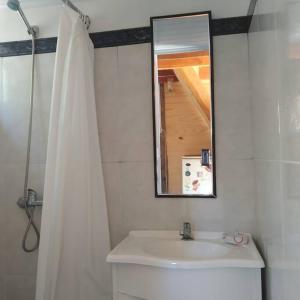 a bathroom with a sink and a mirror at Casita con vista al mar in Salinas 