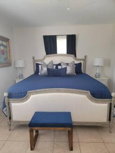 Cama ou camas em um quarto em Quaint & Comfortable Delray Beach 1 Bedroom