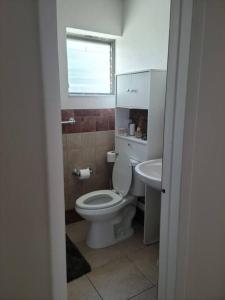 Um banheiro em Quaint & Comfortable Delray Beach 1 Bedroom