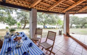 un tavolo e sedie su un patio con cibo di 3 Bedroom Cozy Home In Sedini a Sedini