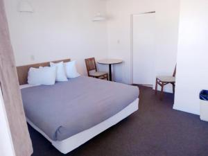 Postel nebo postele na pokoji v ubytování Cardston Inn