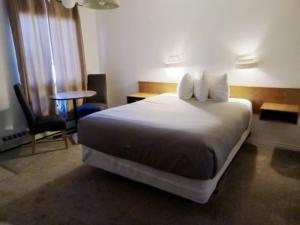 Postel nebo postele na pokoji v ubytování Cardston Inn