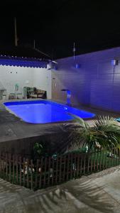 duży niebieski basen w budynku w obiekcie And Marlebi w mieście Cabo Frio