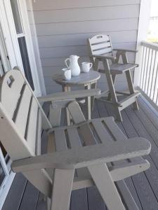 バージニアビーチにあるModern 4bdr Oceanfront homeのポーチ(椅子2脚、テーブル1台、ベンチ付)