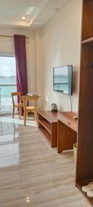 uma sala de estar com uma televisão e uma mesa em Hotel Eight Fifty em Jagna