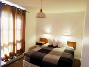Postel nebo postele na pokoji v ubytování Cardston Inn