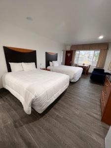 Un pat sau paturi într-o cameră la Town and Country Inn