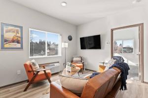 un soggiorno con un divano e un tavolo di New 2 Bed 2 Bath Near Perry District and DT a Spokane
