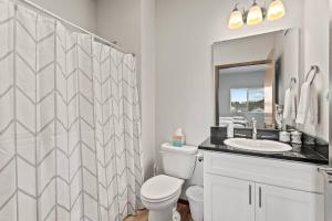 un bagno bianco con un water e un lavandino di New 2 Bed 2 Bath Near Perry District and DT a Spokane Altre 19 foto