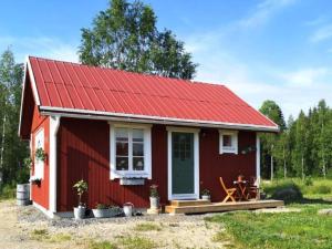 ein rotes Cottage mit rotem Dach in der Unterkunft Holiday home RAMSJÖ III in Ramsjö