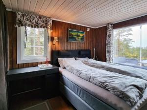 un grande letto in una stanza con finestra di Holiday home Halden III a Halden