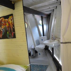 ein Badezimmer mit Toilette und Waschbecken in der Unterkunft Balneario Hostal El Pacha in Líbano