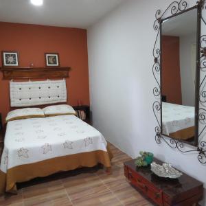 Ένα ή περισσότερα κρεβάτια σε δωμάτιο στο Balneario Hostal El Pacha +26 φωτογραφίες