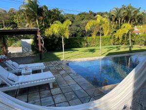 琵琶的住宿－Casa Asa Delta - Pipa Natureza，后院带吊床的游泳池