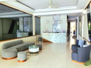 a lobby with couches and chairs and a table at Hotel Sampurna Cirebon in Cirebon