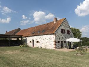 duży budynek z białego kamienia z dachem w obiekcie Gîte Audes, 6 pièces, 10 personnes - FR-1-489-119 w mieście Audes