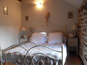 um quarto com uma cama com duas almofadas brancas em Gîte La Petite-Marche, 3 pièces, 4 personnes - FR-1-489-159 em La Petite-Marche