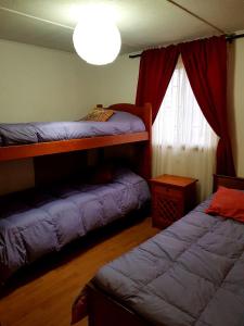 Ein Etagenbett oder Etagenbetten in einem Zimmer der Unterkunft Vacaciones El Quisco