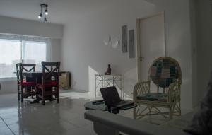 a living room with chairs and a table at BAHÍA NORTE.Tres ambientes con cochera a metros del mar in Mar del Plata