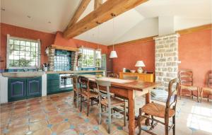 une cuisine avec une table et des chaises en bois dans l'établissement Stunning Home In St Paul De Vence, à Saint-Paul-de-Vence