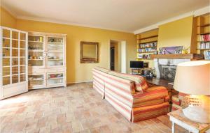 un salon avec un canapé et une cheminée dans l'établissement Stunning Home In St Paul De Vence, à Saint-Paul-de-Vence 33 autres photos