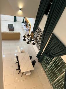 uma vista superior de um quarto com uma mesa e cadeiras em 4 bedrooms (private bathroom) Perdana Hill Villa em Lahad Datu