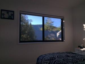 - une chambre avec une grande fenêtre offrant une vue dans l'établissement Adorable 1 bedroom private apartment, à Bright