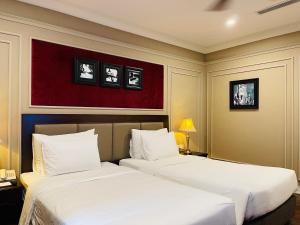 Giường trong phòng chung tại Hotel du Monde