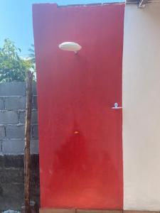 a red door with a frisbee on top of it at Villa Dedeus in Uruçuca