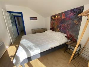um quarto com uma cama com um quadro na parede em Maison Bénodet, 3 pièces, 4 personnes - FR-1-481-125 em Bénodet