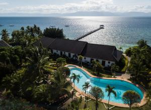uma vista aérea de um resort com uma piscina e o oceano em Kasai Village Dive Resort em Moalboal