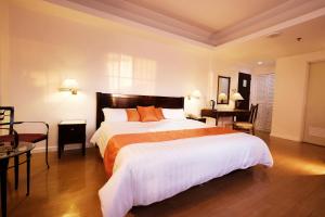 Llit o llits en una habitació de Harbor Town Hotel