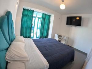 Un pat sau paturi într-o cameră la AQUAMARINE PARACAS Beach Hostal