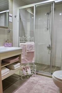 La salle de bains est pourvue d'une douche et d'un lavabo. dans l'établissement Enar Hotel, à Kırıkkale