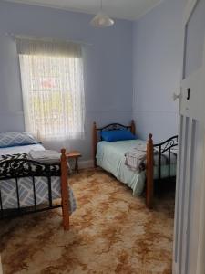 a bedroom with two beds and a window at Pioneer Lodge Tasmania in Pioneer 