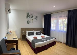 Postel nebo postele na pokoji v ubytování Pangkor Sandy Beach Resort