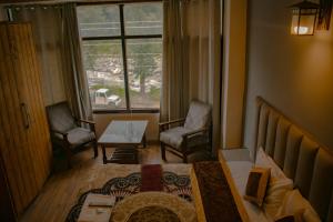 Un lugar para sentarse en Hotel The Sliver land # Mountain view # River view # Near Volvo Bus Stand # Family Hotel # Open Terrace