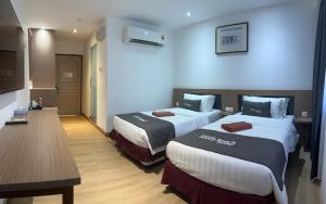 Postel nebo postele na pokoji v ubytování Pangkor Sandy Beach Resort