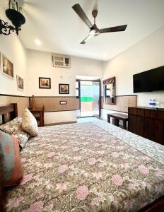 een slaapkamer met een groot bed en een flatscreen-tv bij House Of Comfort Delhi in New Delhi