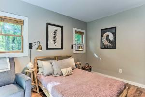 1 dormitorio con 1 cama, 1 silla y 1 ventana en Cozy White Lake Home with Patio, Deck and Grill!, en White Lake