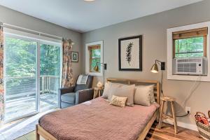 1 dormitorio con cama y ventana en Cozy White Lake Home with Patio, Deck and Grill!, en White Lake