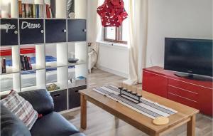 TV a/nebo společenská místnost v ubytování Cozy Apartment In Paulistrm With Kitchen