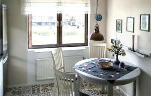 comedor con mesa, sillas y ventana en Cozy Apartment In Paulistrm With Kitchen en Pauliström