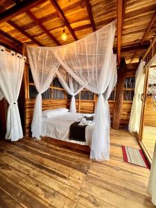 Een bed of bedden in een kamer bij Coco Lodge, vista al mar