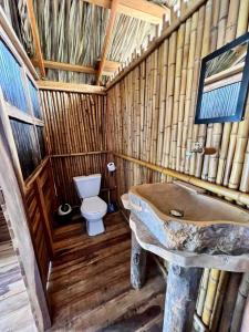 een houten badkamer met een toilet en een wastafel bij Coco Lodge, vista al mar in La Poza