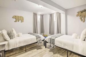 2 camas en una habitación con paredes blancas en Historic Casper Retreat with Renovated Yard! en Casper